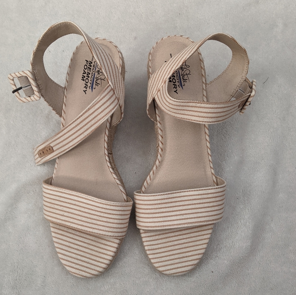 Memory foam beige/tan wedges